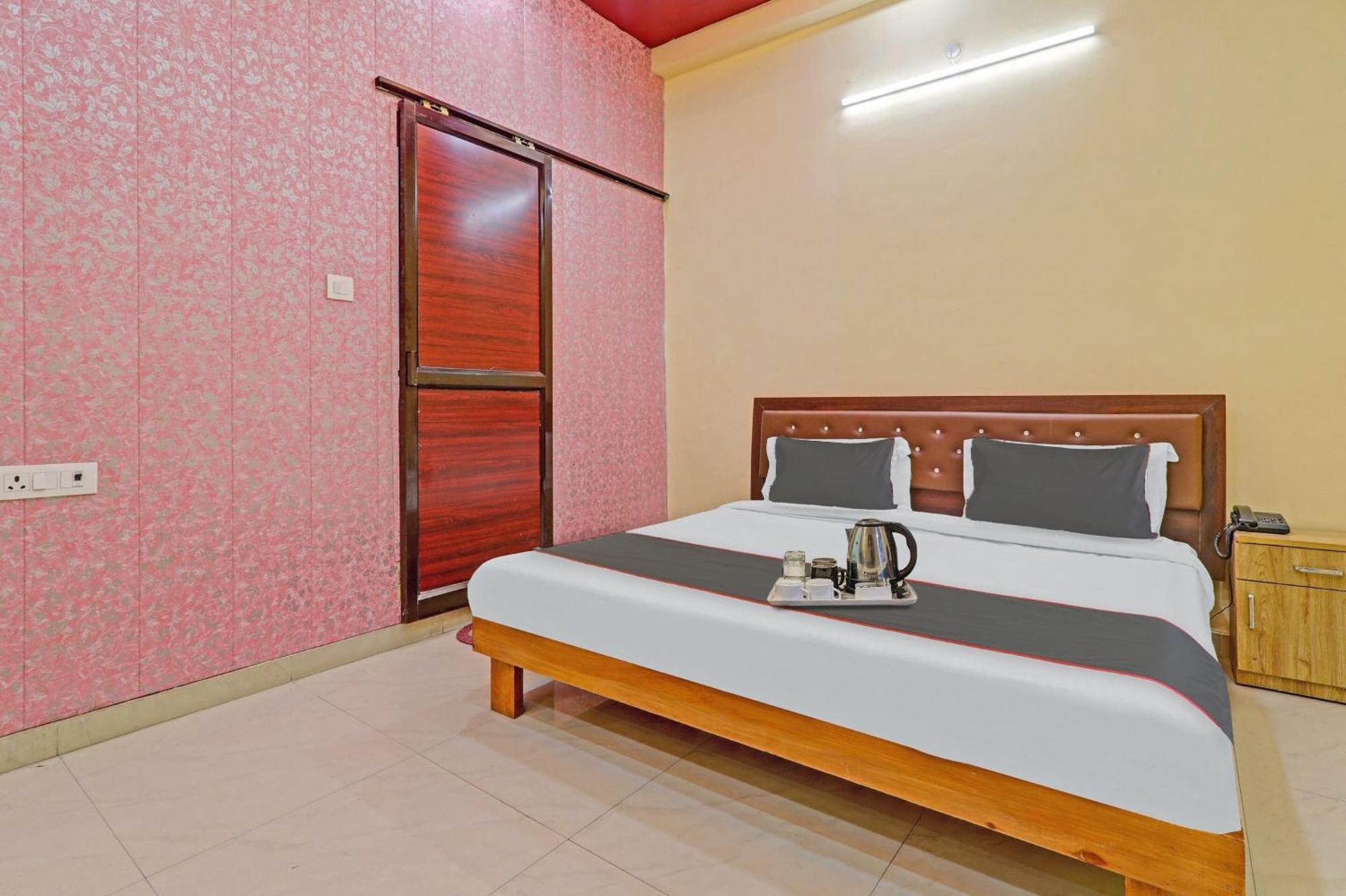 Capital O Phenix Elite Near Phoenix United Lucknow Exterior foto